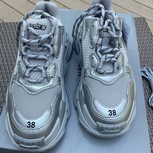 *NEVER WORN AUTHENTIC Balenciaga Triple S